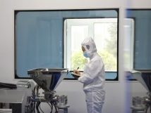 不負(fù)秋日好時(shí)光 ，亞歐廠里生產(chǎn)忙， 機(jī)器轟鳴干勁足，熱火朝天普新章！